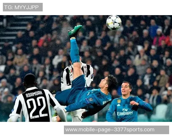 C罗精彩倒钩破门后队友热情为其戴帽子庆祝场面温馨